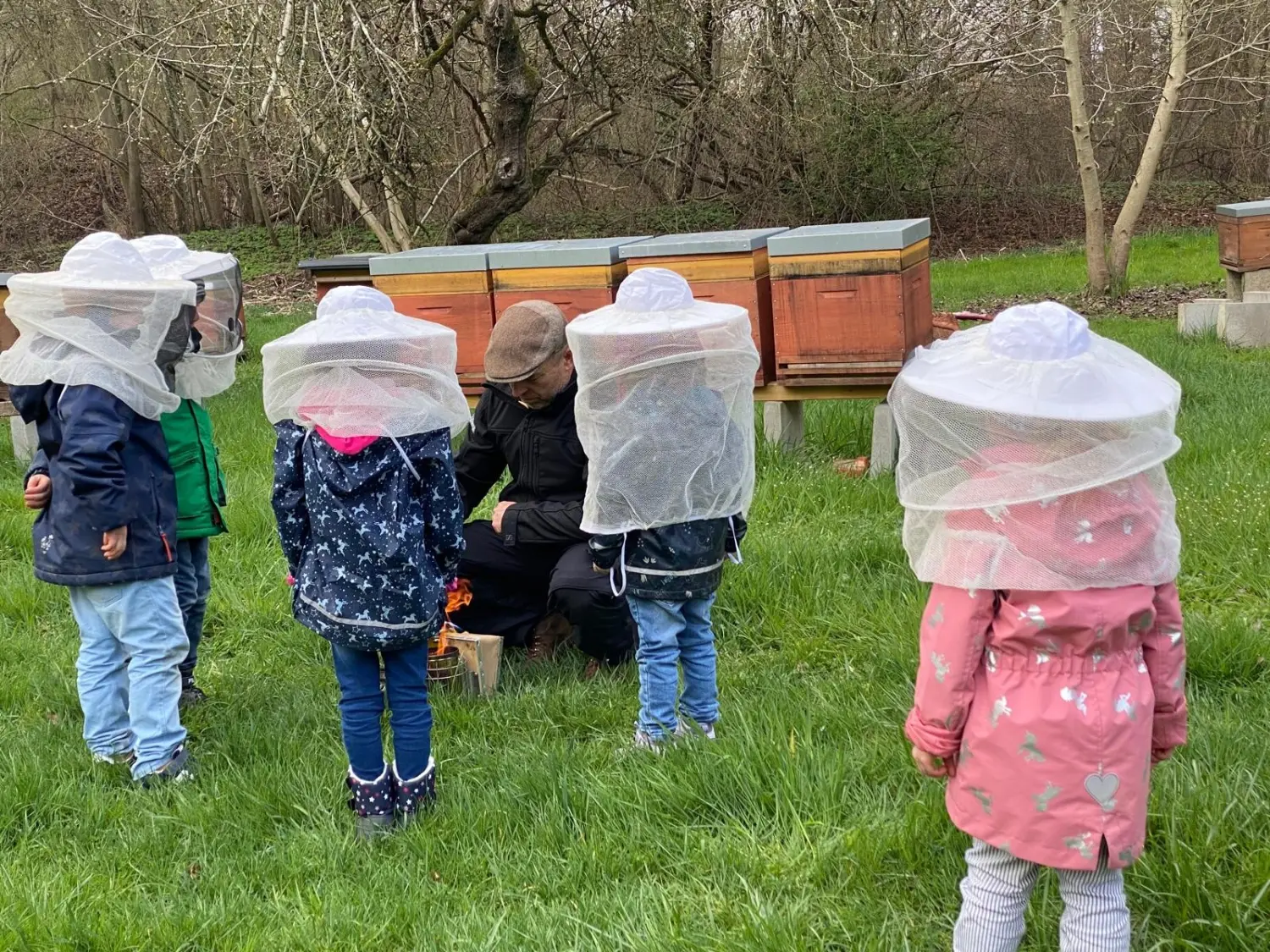 Gruppe von Menschen, die Honigbiene fangen von Bienwald-Honigmanufaktur